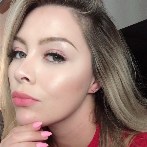 HI! Meet your Posher!💋 - Picture 1 of 3